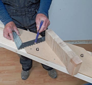 Byg selv trappe: Mærk af, hvor vangen skal ramme væggen ved loftet Byg selv trappe: Mærk af, hvor vangen skal ramme væggen ved loftet